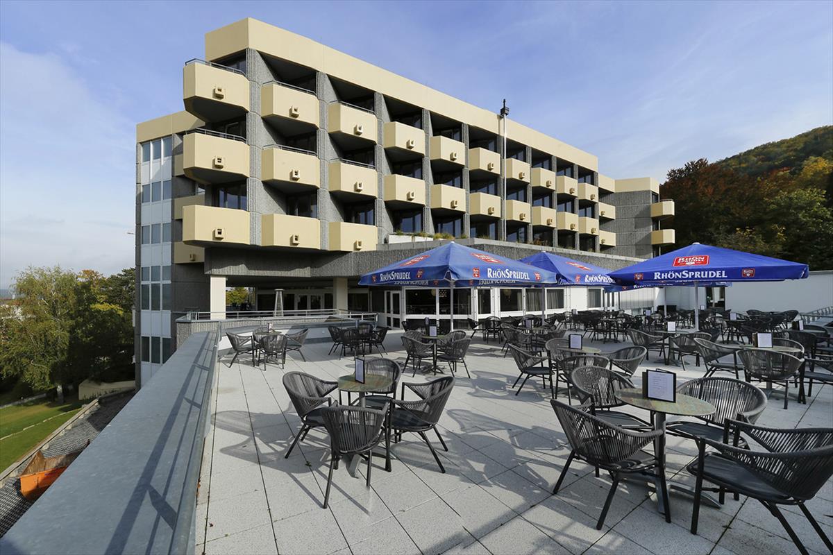 Außenbereich der Bar bei schönem Wetter