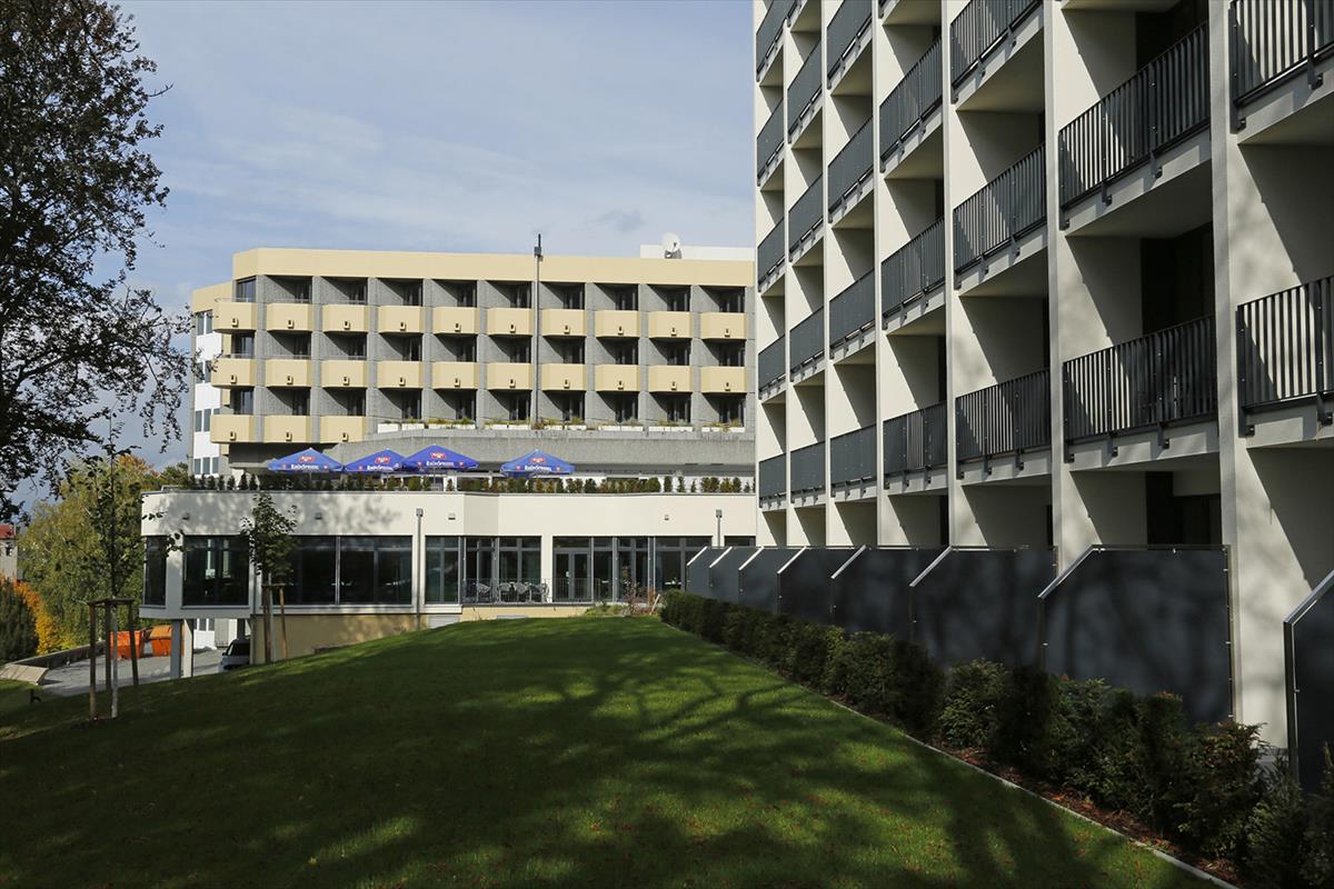 Blick vom Neubau in Richtung Haupthaus