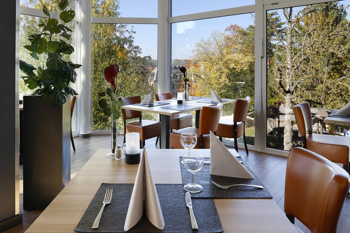 Nahaufnahme Tische am Fenster im Restaurant Richard