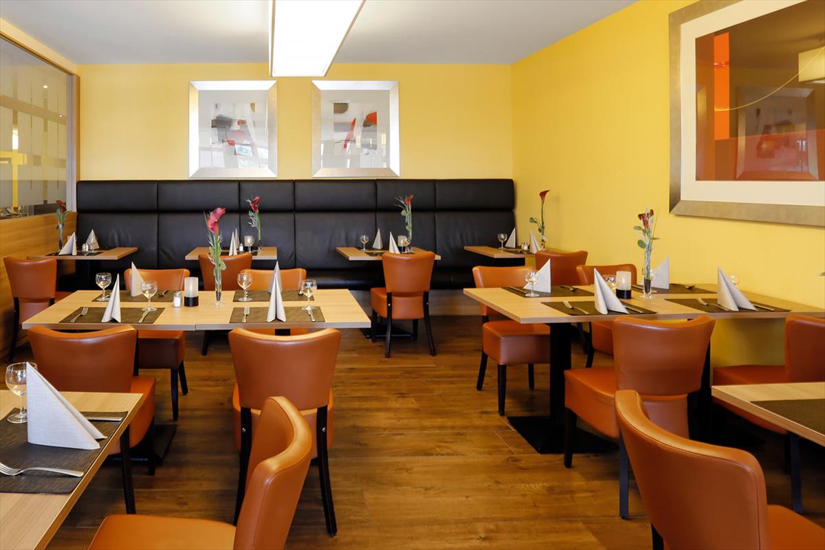 separate Sitzecke im Restaurant Richard