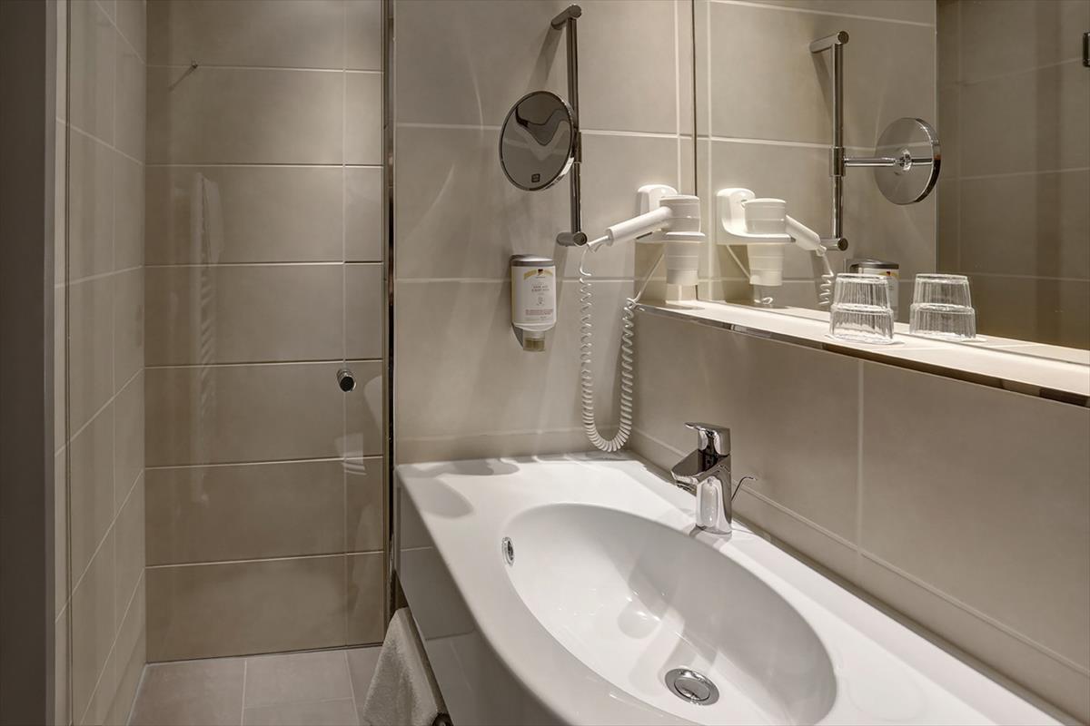 Waschbecken und Dusche im Doppelzimmer Standard