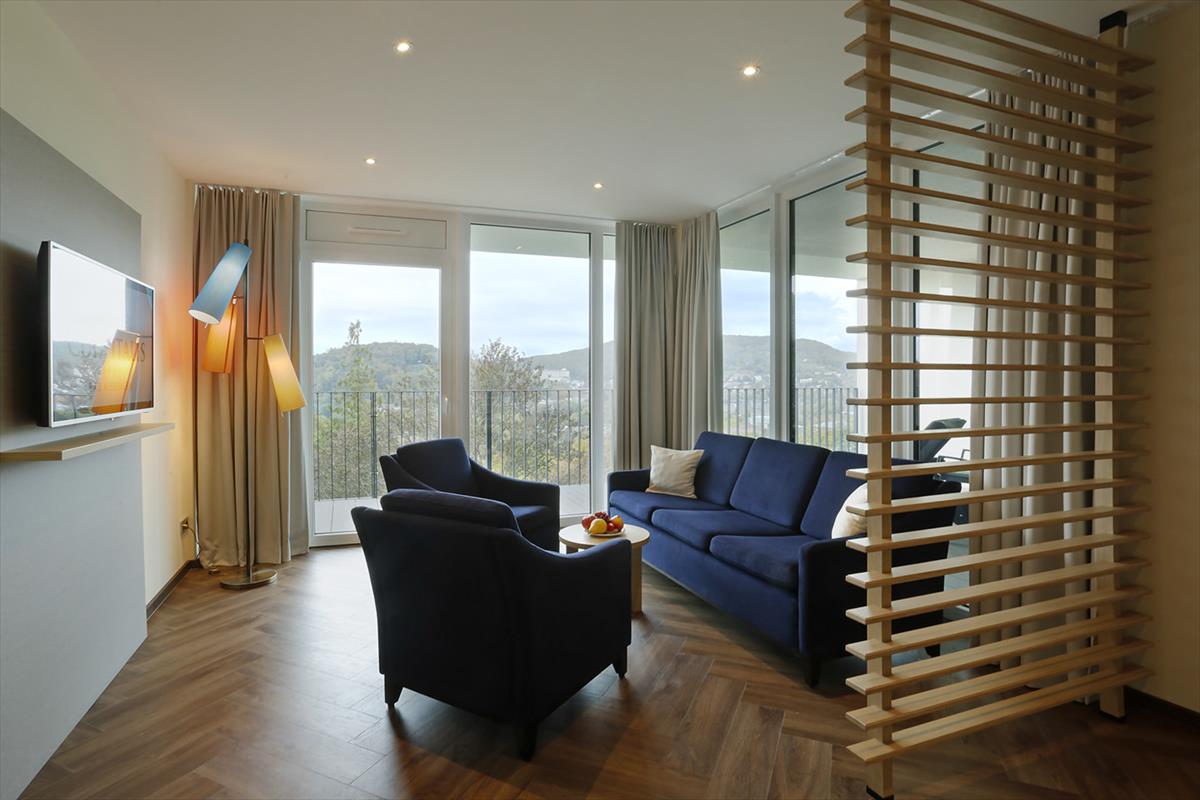 Sitzecke mit Fernseher in der Penthouse Suite