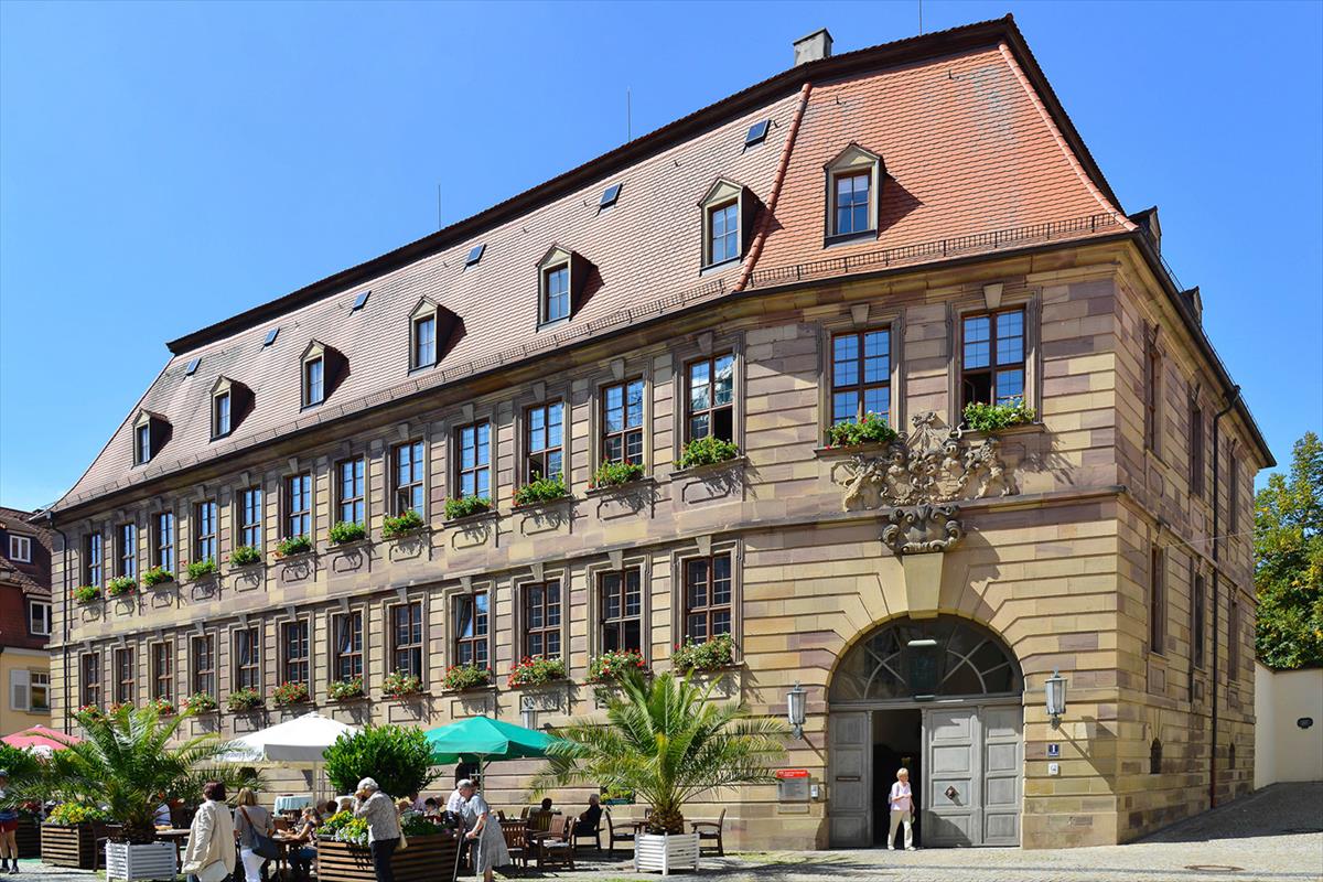 Rathaus von Bad Kissingen mit Sonnenschirmen im Vordergrund