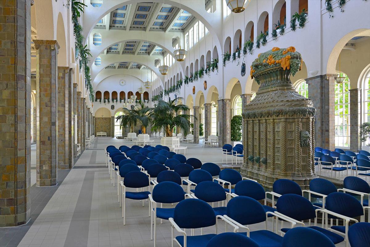 Blick in die Wandelhalle mit Bestuhlung im Vordergrund