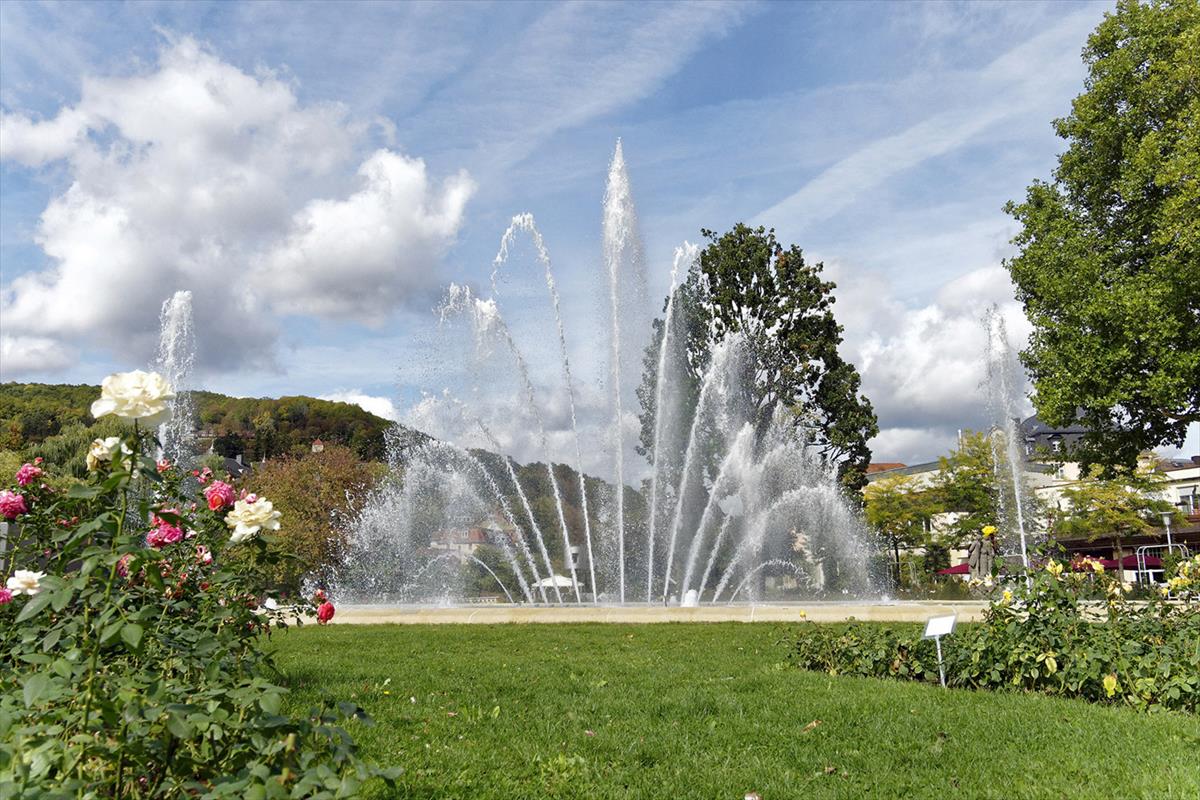 Multimedia-Brunnen in Bad Kissingen mit Rosen im Vordergrund