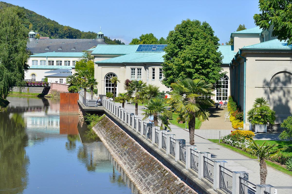 Blick auf die Fränkische Saale mit Wandelhalle